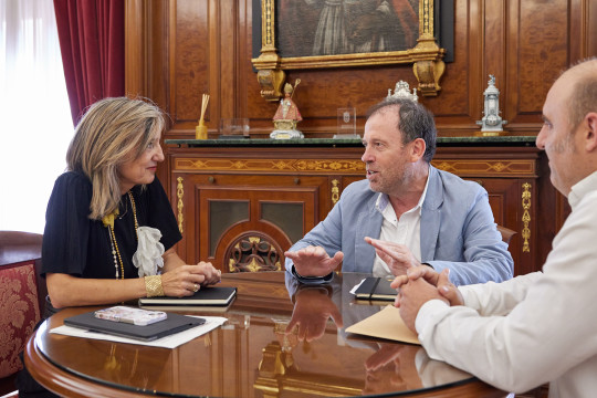 A* Jesús Garzaron/Ayuntamiento de Pamplona F* 2023_10_17 T* Reunión con el presidente del COAVN, Santiago Iribarren L* Despacho alcaldía, Pamplona